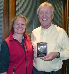 I-CASH Director Brandi Janssen presents Mark Hanna with the 2014 I-CASH Hall of Fame Award.