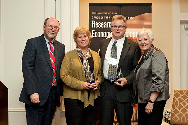 Daniel McGehee receives the 2015 Distinguished Research Professional Award