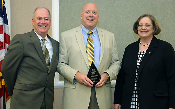 photo of John Lundell receiving award