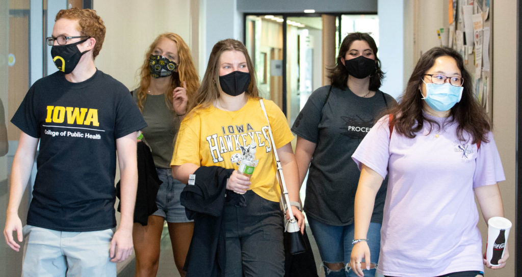 Undergraduates in masks during 2020 orientation
