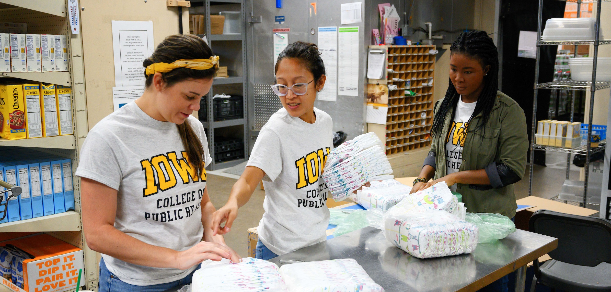 Public Health Students work at Food Bank