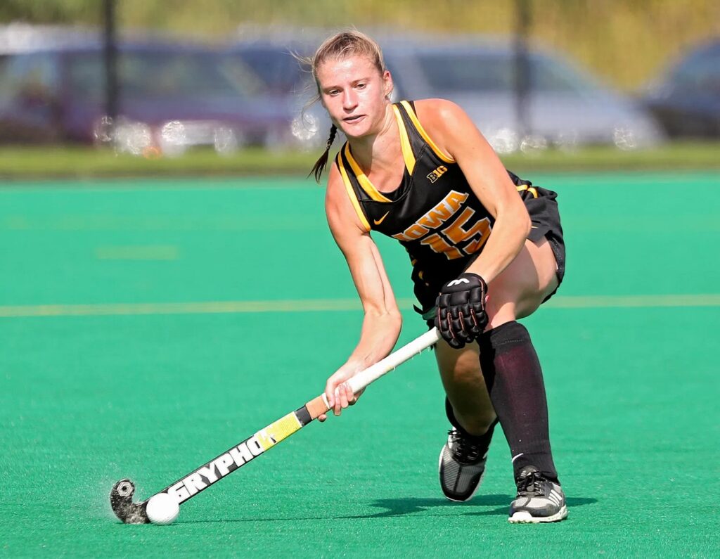 Esme Gibson playing field hockey